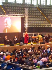 Il Dalai Lama sul palco